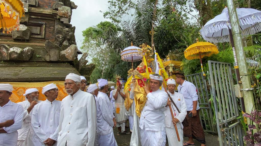 Piodalan Di Pura Luhur Pucak Tedung Petang, Perbekel Petang Bersama Pemerintah Desa Petang Ngaturang Dana Punia Utawi Artos